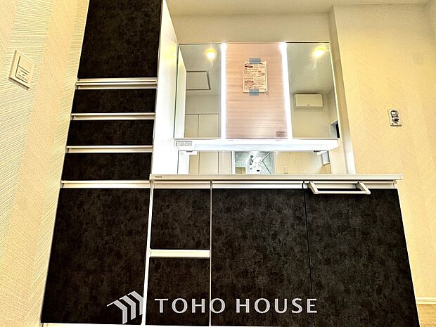 【色彩】この空間に放たれた光は華美なまでに演出されたデザイン。流れる時をより芳醇なコーヒーの様な色彩奏でるアダージョ。そして情景豊かな作品のような暮らしがイメージできる。