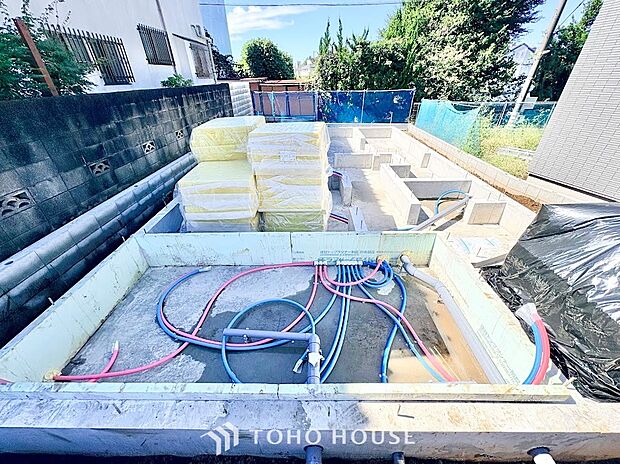 ◆道路からの見通しも良い整形地◆道路からの出入りがしやすく、隣地との間隔も把握しやすい良好な敷地状況。陽当たりや風通りを考慮した設計で、ご家族のこだわりを込めた住まいづくりが叶います。