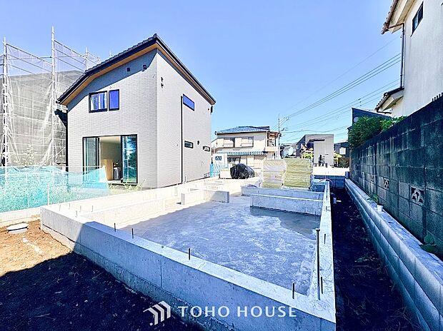 ◆青空と陽光に包まれる平坦な敷地◆お好みの間取りを叶えやすい整った地形。周りからの見通しも良く陽当たりや風通りにも恵まれた環境で、ご家族のこだわりを詰めた理想の家づくりをスタートできます。