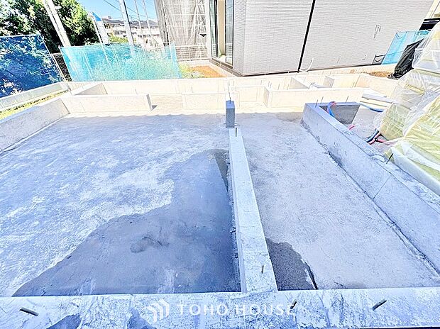 ◆青空のもと光が差し込む平坦な更地◆境界ブロックが整い、間取りのイメージが湧きやすい良好な土地状況。陽当たりや通風を考慮した設計がしやすく、理想の家族空間を自由に形にしていただけます。