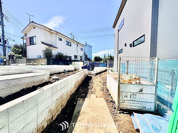 ◆落ち着きのある閑静な住宅街◆見通しが良好で車の出し入れもスムーズな前面道路環境。交通量が少なく静かな街並みのため、小さなお子様がいるご家庭も安心して過ごせる快適なロケーションです。