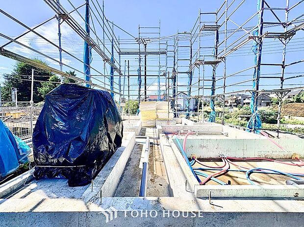 ◆青空のもと陽光が注ぐ整地済み敷地◆境界がはっきりとした平坦な地形でプランの検討もスムーズ。周囲の建物との距離感も把握しやすく、陽当たりや通風を考慮したこだわりの住まいづくりを実現できます。