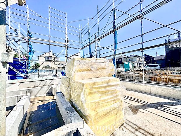 ◆青空のもと光が差し込む平坦な更地◆境界ブロックが整い、間取りのイメージが湧きやすい良好な土地状況。陽当たりや通風を考慮した設計がしやすく、理想の家族空間を自由に形にしていただけます。