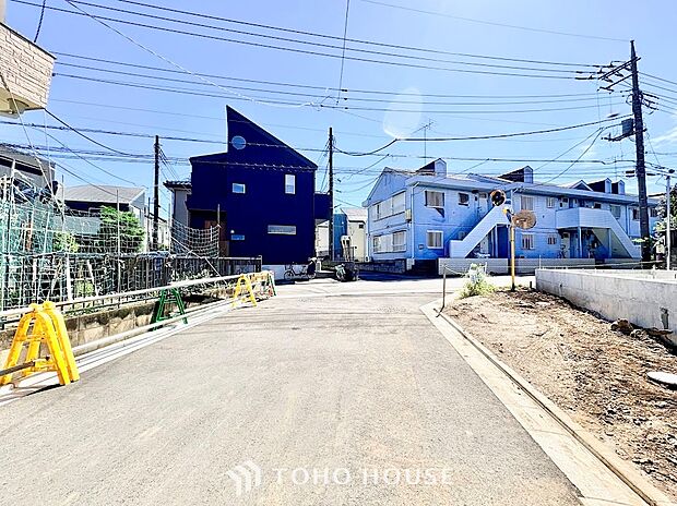 ◆青空と陽光が広がる開放的な土地◆隣地との距離感や敷地全体の広がりが把握しやすい良好なロケーション。陽当たりや風通りを活かした間取り設計が可能で、ご家族の理想の邸宅を形にしていただけます。