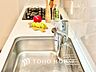 設備：浄水器内蔵・可動式のシャワーヘッド。水はねや大きな洗い物も計算したシンク。システムキッチンは家事をずっと楽にしてくれる。