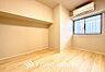 寝室：【PRIVATE ROOM】自分だけの時間を、心地よく整える場所。眠るための空間としてはもちろん、趣味や仕事など使い方はさまざま。お気に入りの家具とともに、自分らしい空間づくりをお楽しみください。