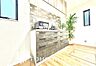 キッチン：※本画像はモデルルームです。実際の仕様・仕上げとは異なる場合がございます。キッチンは家族の絆を育む大切な空間。シンプルで使い易いシステムキッチンで愉しく作る料理は愛情のある美味しいご馳走に。