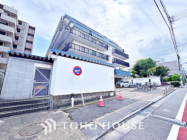 ほんの少しのこだわり。ちょっとした色使いがその家がもつ雰囲気、趣（おもむき）を携え、暮らす家族や訪ねてくる友人・知人に新鮮な香りを運んできます。