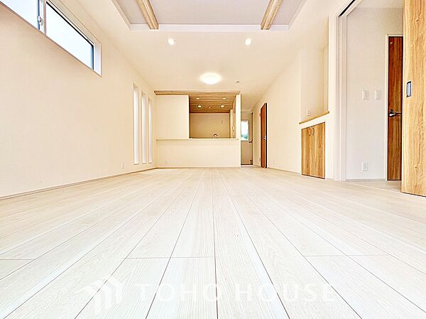 【リビング】柔らかな陽光が静かに床をなぞる。何気ない時間さえ、美しく感じられる場所。