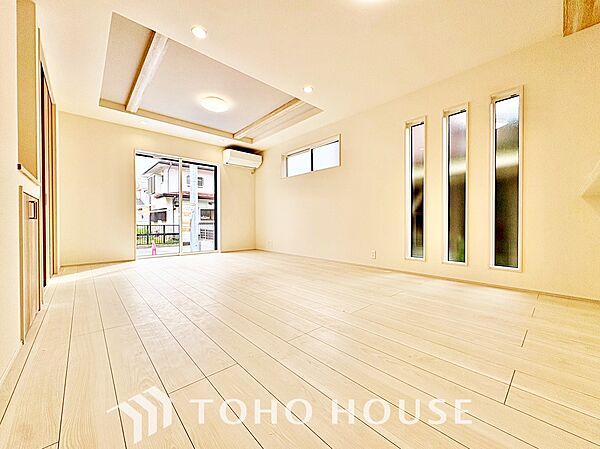 【リビング】淹れたてのコーヒーと、穏やかな午後。日常を少しだけ愛せるようになる空間です。