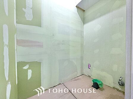 【改装中】清潔感あるホワイト調のクロスと温もり溢れるモダンカラーの床材が見事に調和した本邸宅は、毎日の生活を少しでも快適に過ごして頂ける様に落ち着いた雰囲気作りから行っています。