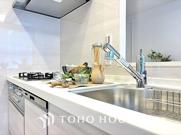 ◆愛育◆キッチンは家族の絆を育む大切な空間。シンプルで使い易いSystemKitchenで愉しく作る料理は愛情のある美味しいご馳走に。家族で使える広々としたダイニングキッチンです。