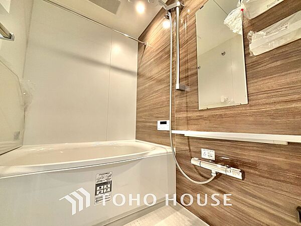 【浴室】《一日の疲れを落としてくれる場所は、落ち着く場所でなければならない》　高級感溢れるカラーと大きさ・柔らかな曲線で構成された半身浴も楽しめるバスタブが心地よさをもたらします。