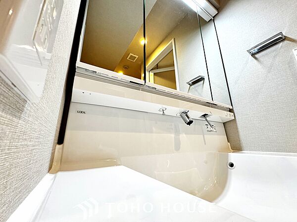気持ちの良い朝をつくりだし、夕方には笑顔を取り戻させてくれるミラー。パウダールームはいつでも本来の自分を取り戻せる空間。明るく仕上げてあります。