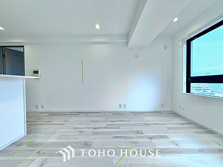 ここはみんなが集い、食事と楽しい会話が始まる場所。話に夢中になりすぎて、ついつい時を忘れ、夜半過ぎになってしまう。そんな束の間の幸せを感じさせてくれます。