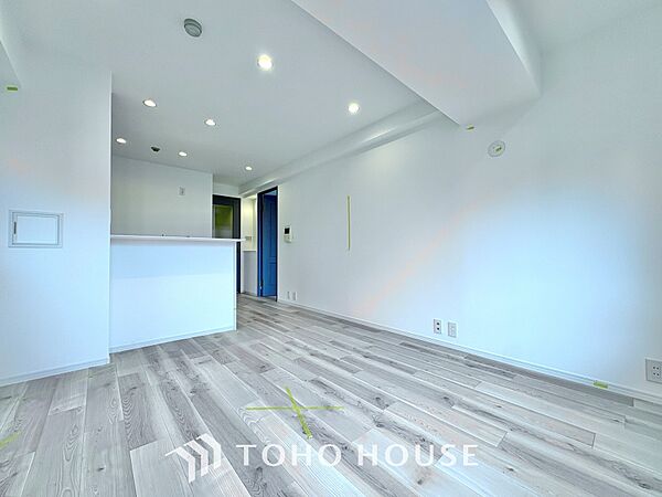 居心地のいい暮らしには欠かせない眩い採光。ゆったりとした幅の窓からこの空間に降り注ぐ採光が絶えない。明るいリビングこそ居心地のいい暮らしが待っているのだと思う。