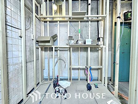 【改装中】キッチンは家族の絆を育む大切な空間。シンプルで使い易いシステムキッチンで愉しく作る料理は愛情のある美味しいご馳走に。家族で使えるダイニングキッチンです。
