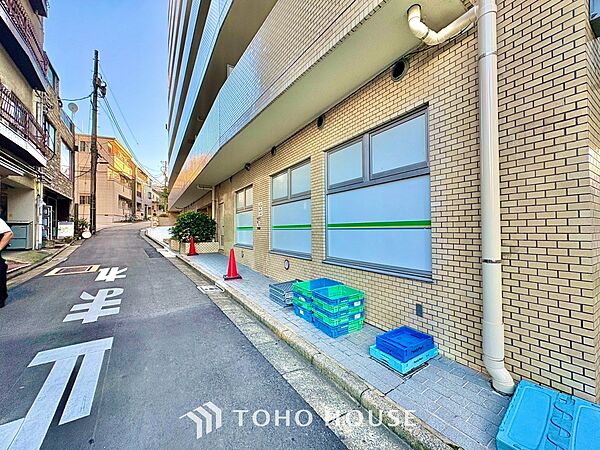 ◆今宵の食卓◆ダウンライトに反射するグラスを眺めながらワインを注ぐ。トクトクと心地いい音をさせながら、フランスの古城を思わせる薫りがたちこめ、とても幸せな時を過ごせる。