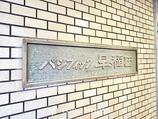 ◆木漏れ日◆の様な採光が優しく足元を照らし、心地いい暮らしの道しるべを写し出す。この空間で過ごす家族との語らいの時間がとても素敵で幸せを感じるかもしれない。