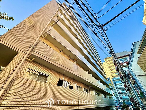 ◆間接照明◆オレンジ色の光が僕達を大人な気分にさせる。静かで優しく語りかけるその光は、今日の終わりを告げてくれ、でも明日にはいい事が必ず来るよ。そんな囁きが聞こえてくる