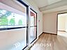 リビング/ダイニング：使いやすく、明るい洋室に仕上がります。子供部屋や趣味のお部屋にご利用できます。ご自身で家具などを配置し、素敵な空間を創り上げられます。