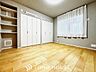 寝室：【Private room】光に包まれるように設計された空間。太陽の光が爽やかな目覚めを誘う。きっと今日も素敵な1日に。