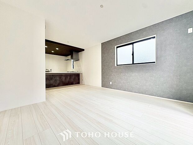 【リビングルーム】天井に埋められた連続する眩い光-ダウンライト。それはまるでフライト航路のアプローチライトのように優美でロマン溢れるポジショニング。