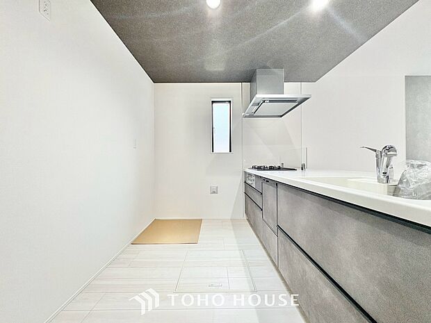 【居心地のいい暮らし】には欠かせない眩い採光。ゆったりとした幅の窓からこの空間に降り注ぐ採光が絶えない。明るいリビングこそ居心地のいい暮らしが待っているのだと思う。