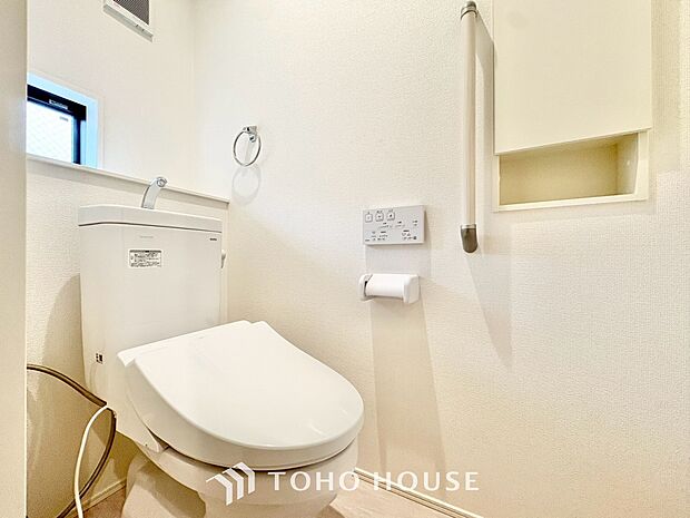 【Toilet】トイレも全て新品に交換されており、清々しく新生活を始めることができます。白基調の清潔感のある空間に生まれ変わりました。