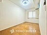 洋室：【PRIVATE ROOM】◆眩い◆光が燦々と入り、家族の笑顔を照らす。「いつまでも続いて」と願う夢のような毎日がここにある。