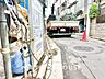 リビング/ダイニング：【リビングルーム】天井に埋められた連続する眩い光－ダウンライト。それはまるでフライト航路のアプローチライトのように優美でロマン溢れるポジショニング。