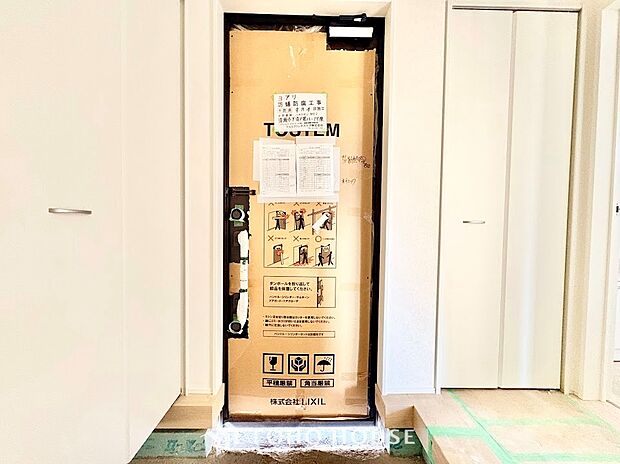 ご家族やゲストを明るく迎え入れる、住まいの顔となる玄関。靴などをしまえる収納を備え、散らかりがちな足元もすっきりと整理できます。いつでも綺麗に保てる、清潔感とゆとりのあるお出迎え空間です。