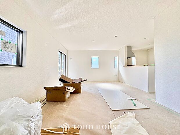 窓からたっぷりの陽光が降り注ぎ、部屋全体を明るく包み込む心地よいリビング。日中は照明に頼らずに過ごせる自然な明るさが魅力です。ポカポカとした陽だまりの中で、穏やかな休日を満喫できます。