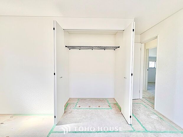 居住空間を広く美しく保つための頼もしい収納スペース。かさばる衣類や思い出の品などもしっかりと収まり、生活感を隠してくれます。荷物の整理整頓がしやすく、いつでもスッキリとしたお部屋を実現します。