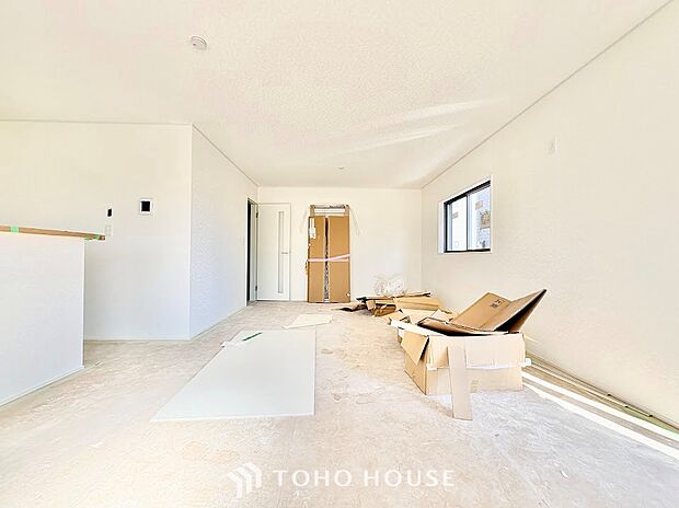 柔らかな自然光が差し込み、お部屋全体を明るく包み込む心地よいリビング。日中は照明に頼らず過ごせる自然な明るさが魅力です。穏やかな時間の中で、ご家族それぞれのペースでゆったりとくつろげます。