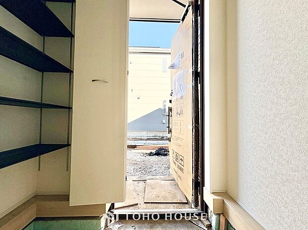 ご家族やゲストを明るく迎え入れる、住まいの顔となる玄関。靴などをしまえる収納を備え、散らかりがちな足元もすっきりと整理できます。いつでも綺麗に保てる、清潔感とゆとりのあるお出迎え空間です。