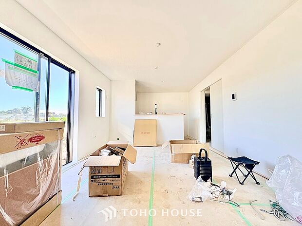 窓からたっぷりの陽光が降り注ぎ、部屋全体を明るく包み込む心地よいリビング。日中は照明に頼らずに過ごせる自然な明るさが魅力です。ポカポカとした陽だまりの中で、穏やかな休日を満喫できます。