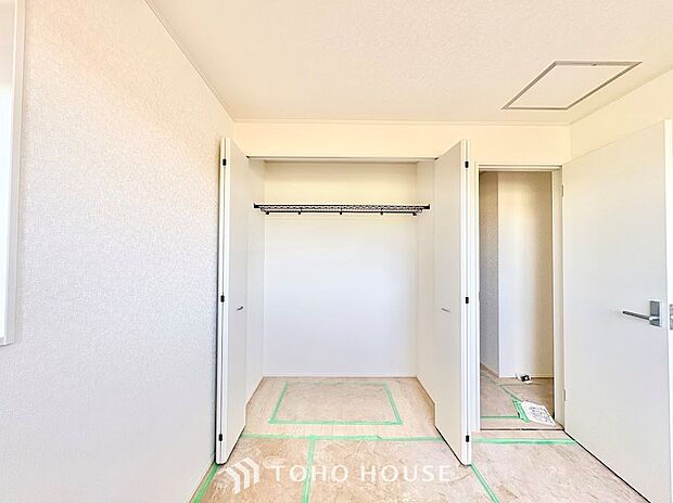 居住空間を広く美しく保つための頼もしい収納スペース。かさばる衣類や思い出の品などもしっかりと収まり、生活感を隠してくれます。荷物の整理整頓がしやすく、いつでもスッキリとしたお部屋を実現します。