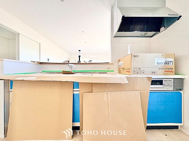 調理器具や食器などをたっぷり収納できるキッチン。散らかりがちな作業スペースを常にスッキリと保つことができます。探し物も見つけやすく、お料理がもっとスムーズに、もっと楽しくなる嬉しい設計です。