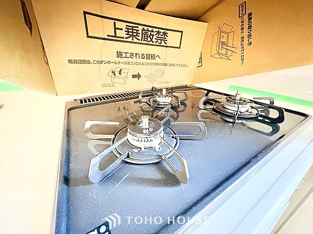 お料理をしながらでもご家族の気配を感じられる、温かみのあるキッチン。美味しい香りが広がり、自然と会話が生まれる場所。毎日の食事の準備が、ご家族との絆を深める大切な時間へと変わります。