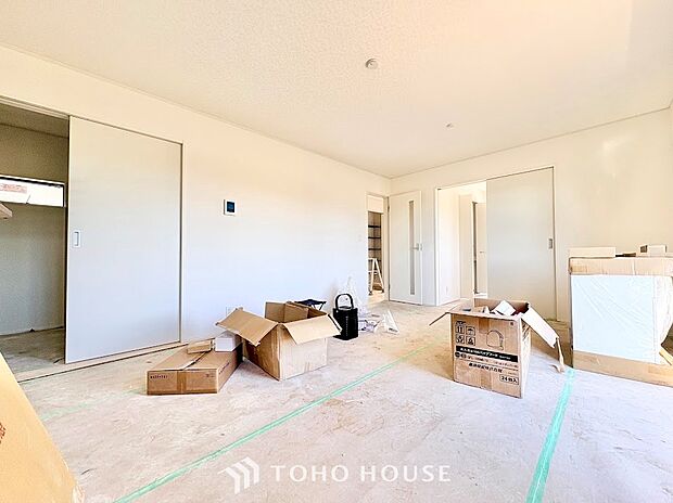 ご家族が自然と集まり、笑顔があふれる温かな憩いの空間。食事を楽しんだり、ゆったりくつろいだりと、かけがえのない家族の時間を育む住まいの中心となる場所です。日々の疲れを癒す心地よいリビングです。