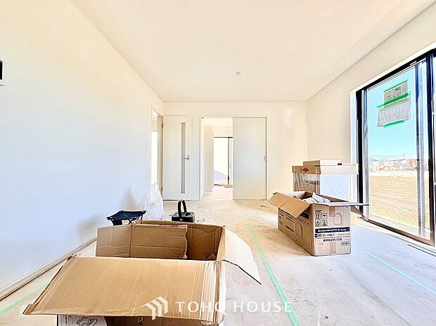 柔らかな自然光が差し込み、お部屋全体を明るく包み込む心地よいリビング。日中は照明に頼らず過ごせる自然な明るさが魅力です。穏やかな時間の中で、ご家族それぞれのペースでゆったりとくつろげます。