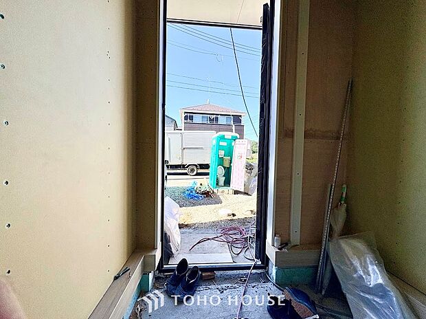 ご家族やゲストを明るく迎え入れる、住まいの顔となる玄関。靴などをしまえる収納を備え、散らかりがちな足元もすっきりと整理できます。いつでも綺麗に保てる、清潔感とゆとりのあるお出迎え空間です。
