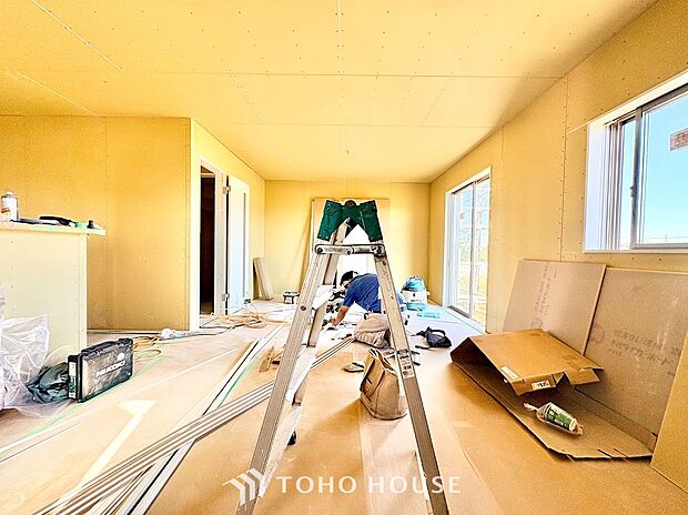 窓からたっぷりの陽光が降り注ぎ、部屋全体を明るく包み込む心地よいリビング。日中は照明に頼らずに過ごせる自然な明るさが魅力です。ポカポカとした陽だまりの中で、穏やかな休日を満喫できます。