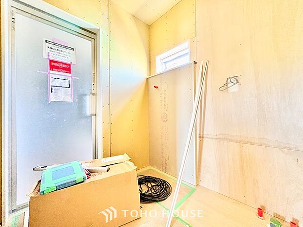 収納力を備えた便利な洗面台。散らかりがちな小物やスキンケア用品、タオル類もすっきりと片付きます。いつでも清潔で美しい空間を保つことができ、日々の暮らしをより快適にサポートしてくれます。