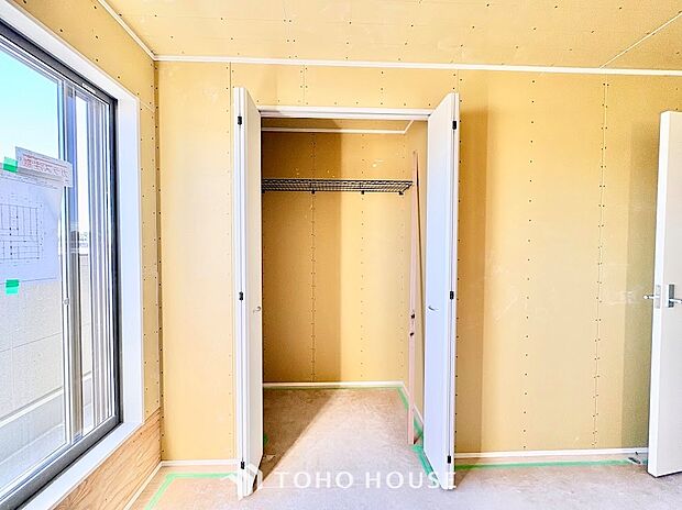 居住空間を広く美しく保つための頼もしい収納スペース。かさばる衣類や思い出の品などもしっかりと収まり、生活感を隠してくれます。荷物の整理整頓がしやすく、いつでもスッキリとしたお部屋を実現します。