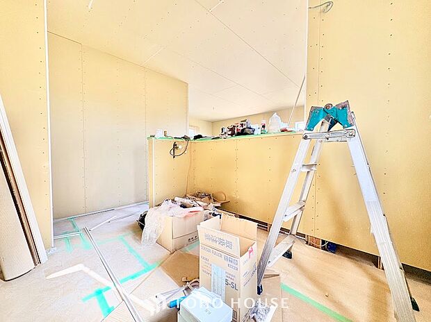 調理器具や食器などをたっぷり収納できるキッチン。散らかりがちな作業スペースを常にスッキリと保つことができます。探し物も見つけやすく、お料理がもっとスムーズに、もっと楽しくなる嬉しい設計です。