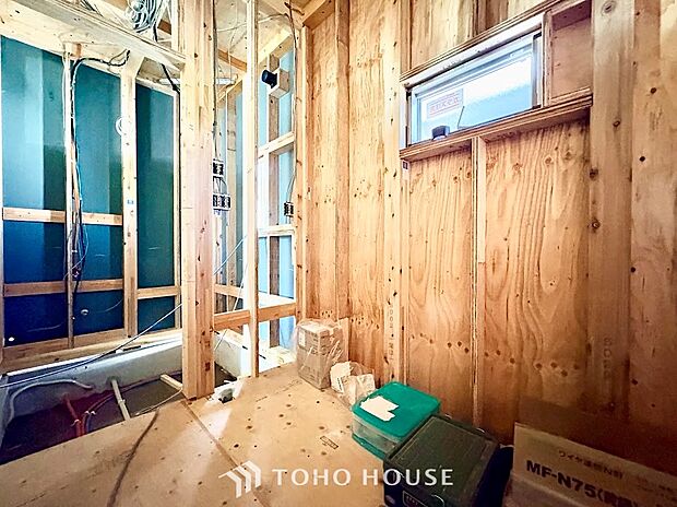 窓からたっぷりの陽光が降り注ぎ、部屋全体を明るく包み込む心地よいリビング。日中は照明に頼らずに過ごせる自然な明るさが魅力です。ポカポカとした陽だまりの中で、穏やかな休日を満喫できます。