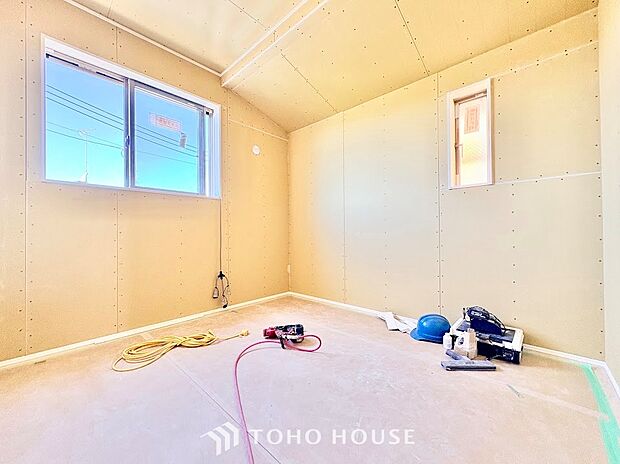 明るく温かみのある洋室は、お子様のお部屋としても最適です。学習机やベッドを配置してもゆとりがあり、自分でお片付けをする習慣づけにも適しています。健やかな成長を見守る心地よい空間です。