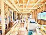 リビング/ダイニング：窓からたっぷりの陽光が降り注ぎ、部屋全体を明るく包み込む心地よいリビング。日中は照明に頼らずに過ごせる自然な明るさが魅力です。ポカポカとした陽だまりの中で、穏やかな休日を満喫できます。